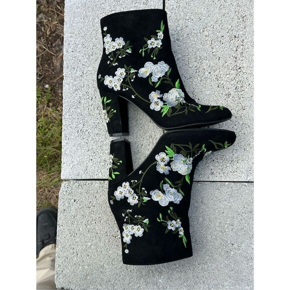 Forever 21 BLACK SUEDE ANKLE BOOTS WITH WHITE FLORAL EMBROIDERY - SIZE 8 - Picture 3 of 9